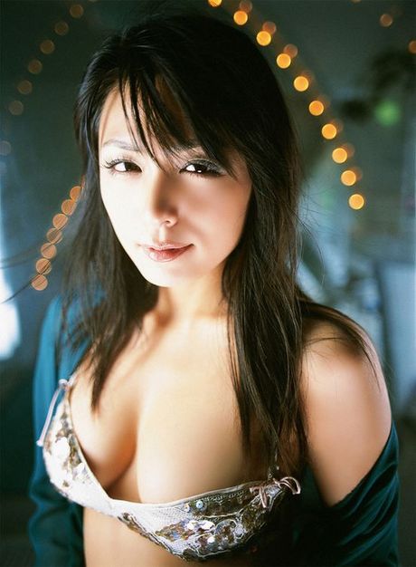 In her bikini this seductive sexy asian babe melts the heart