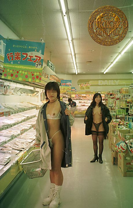 Asian amateur woman strips and bares her curves in the public park