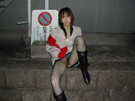 Asian amateur girl strips and shows her big butt and tits in public