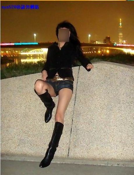 Japanese babe strips and shows her big booty and tits in public