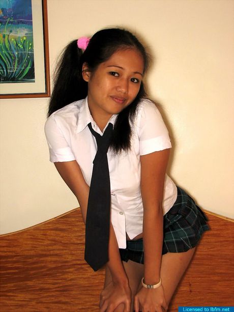 Asian teen with small tits and a sexy ass gets her pussy licked and dicked