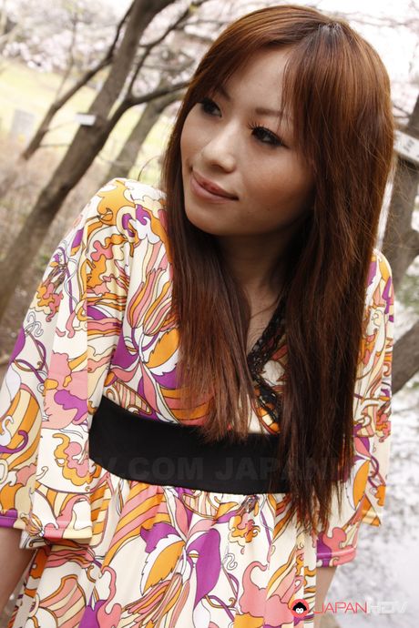 Cute hottie Shiho Goto spreads her legs in public on the bench for cam