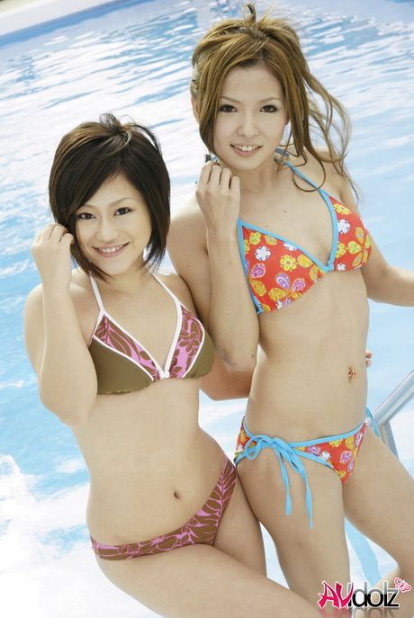 Stunning Japanese babes in bikinis strip and play with each others cunts poolside