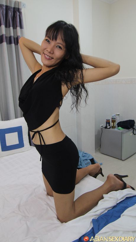 Asian teen Lan gets her pussy licked and dicked by a horny guy