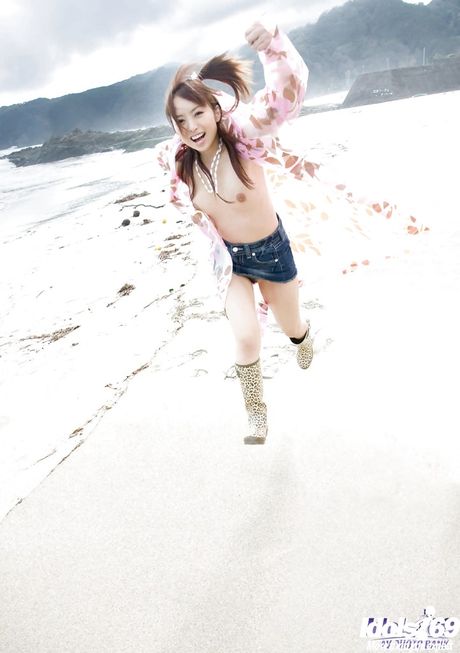 Excellent japanese babe Namiki exhibits her butt at beach